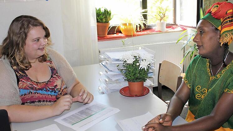 Simret Ayalew Mengescha (rechts) erwartet ein Baby und bespricht mit Anna-Lena Matern, was zu tun ist, wenn sich die Geburt ankündigt und sie ins Krankenhaus muss.  Foto: Tina Meier