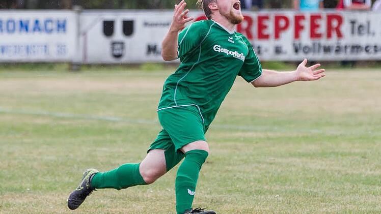 Michael Müller war beim Neuseser 3:2-Erfolg gegen den FC Unter-/Oberrodach der Mann des Tages. Hier jubelt er nach seinem dritten Treffer zum 3:1-Zwischenstand. Foto: Heinrich Weiß