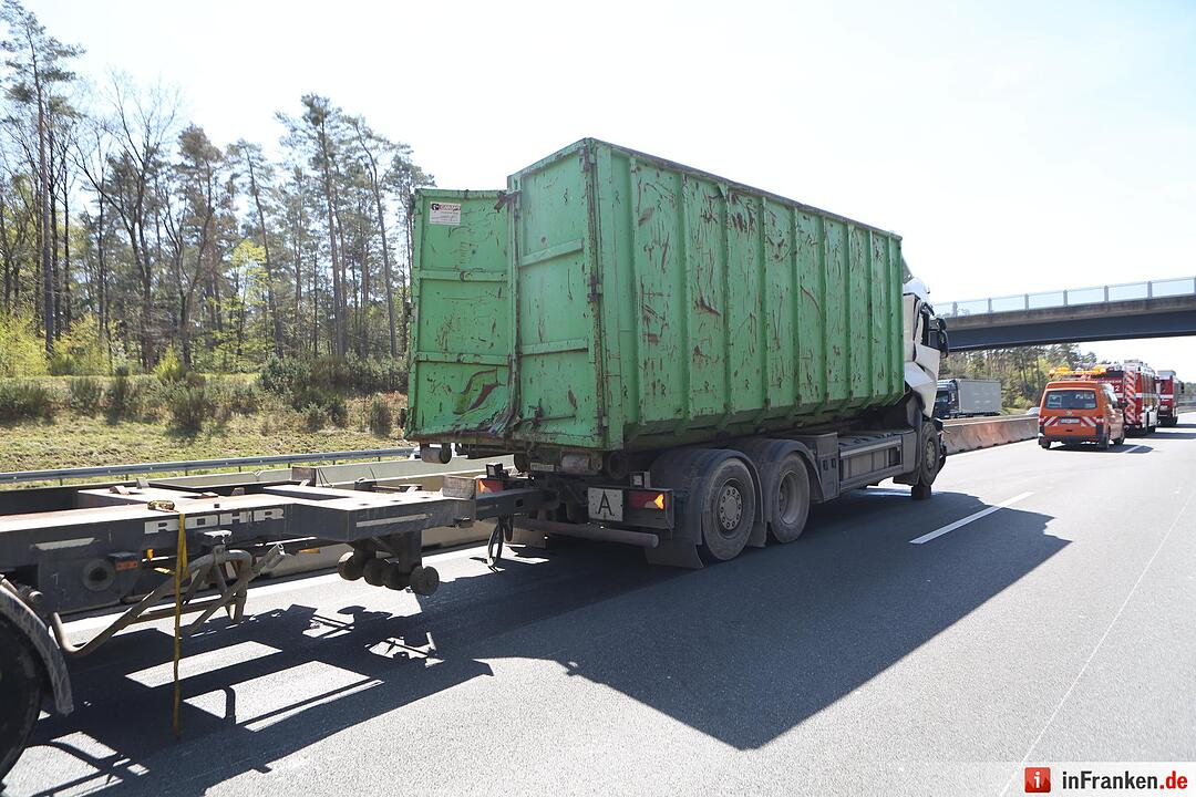 Nürnberg: Lkw-Fahrer verletzt - Container blockiert die A6
