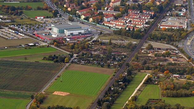 Die Luftaufnahme von Bamberg-S&uuml;d l&auml;sst gut die heutige Lage der Bahntrasse erkennen. Oben links sieht man die Brose Arena und einen Teil der Gereuth, am Bildrand rechts oben den Berliner Ring und die Abzweigung der Forchheimer Stra&szlig;e. Foto: Ronald Rinklef