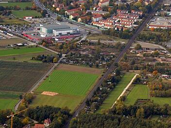 Die Luftaufnahme von Bamberg-Süd lässt gut die heutige Lage der Bahntrasse erkennen. Oben links sieht man die Brose Arena und einen Teil der Gereuth, am Bildrand rechts oben den Berliner Ring und die Abzweigung der Forchheimer Straße. Foto: Ronald Rinklef