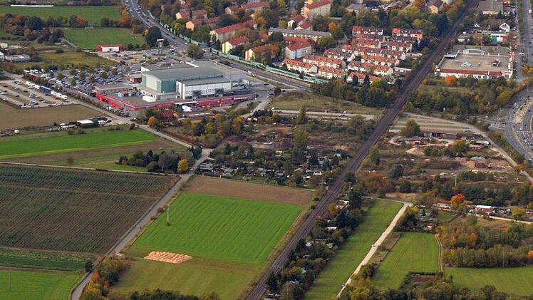 Die Luftaufnahme von Bamberg-Süd lässt gut die heutige Lage der Bahntrasse erkennen. Oben links sieht man die Brose Arena und einen Teil der Gereuth, am Bildrand rechts oben den Berliner Ring und die Abzweigung der Forchheimer Straße. Foto: Ronald Rinklef