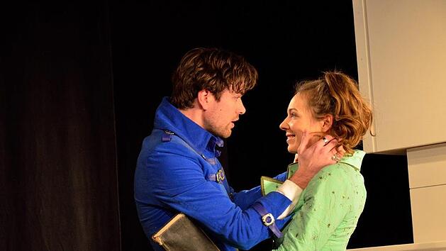 Die beiden Liebenden Ferdinand und Luise in Friedrich Schillers "Kabale und Liebe" in der sehr plausiblen modernen Inszenierung von Augustinus von Lo&euml;, die am 9. M&auml;rz im Kurtheater zu Gast ist.Foto: Sebastian Worch