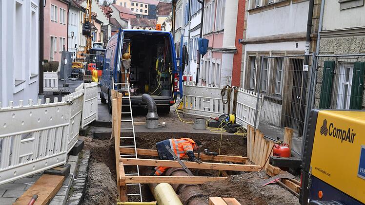 Das Verkehrschaos ist ausgeblieben, doch die Baustelle in der Sutte in Bamberg   beschäftigt vor allem die Anwohner.   Foto: Ronald Rinklef