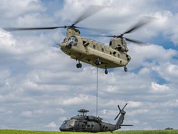 Ein doppelrotoriger CH-47-Chinook-Hubschrauber transportiert einen UH-60 Black-Hawk ab. Beide Typen wurden in letzter Zeit über Bamberger Land gesichtet. Nicolas Armer/dpa