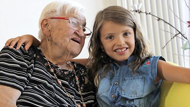 Die Jubilarin Hedwig Voit (links) freut sich sehr &uuml;ber die Gl&uuml;ckw&uuml;nsche von Urenkelin Zoe.  Foto: Christiane Reuther
