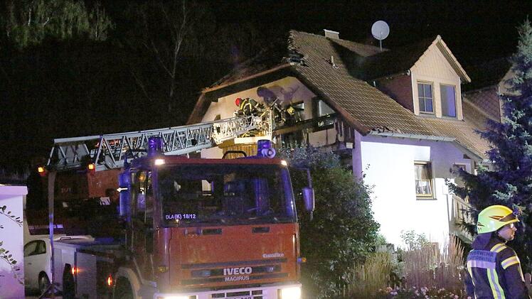 Am frühen Donnerstagmorgen stand ein Wohnhaus im Kreis Coburg in Flammen. Derzeit ist das Haus unbewohnbar. Foto: Michael Stelzner