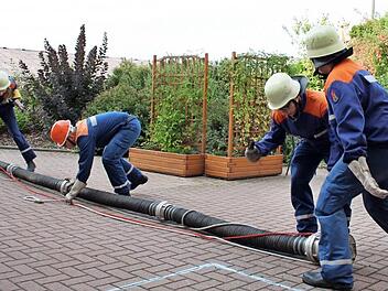 Das Kuppeln einer Saugleitung geh&ouml;rt auch zu den Aufgaben. Foto: privat