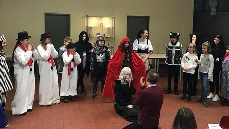 Die Schulspielgruppe der RS II präsentiert das Weihnachts-Theaterstück "Rubine Hut und Prinz Kupfergold".Heike Schülein