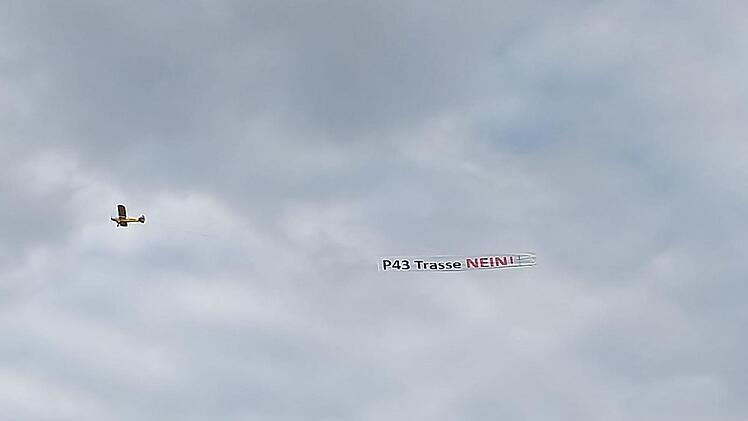Unter den Wolken, aber hoch oben zog der Privatflieger aus Bad Kissingen mit dem Protestbanner seine Kreise. Winfried Ehling