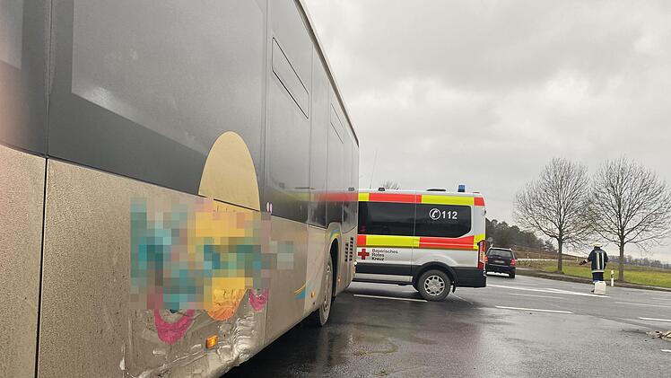 Der Bus wurde an der linken Seite beschädigt.