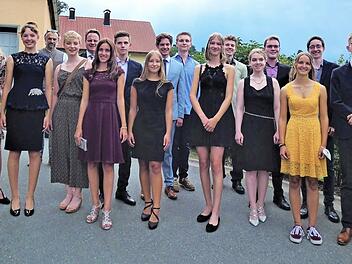 Nicht weniger als 16 MGF-Gymnasiasten haben in ihrem Abiturzeugnis eine Eins vorm Komma. Unser Bild zeigt sie mit Landrat Klaus Peter Söllner, Studiendirektor Edgar Stübinger, OB Ingo Lehmann und Schulleiter Horst Pfadenhauer.