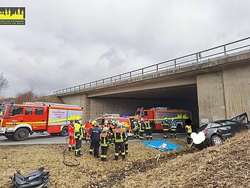 Biebelrief: T&ouml;dlicher Unfall - Auto prallt gegen Br&uuml;ckenpfeiler