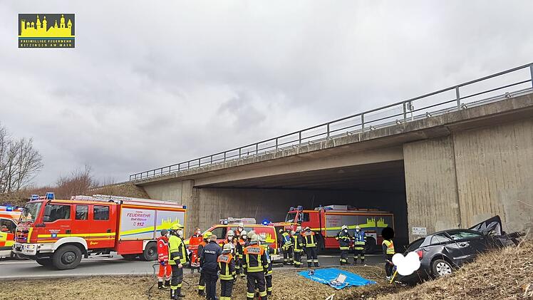 Biebelrief: T&ouml;dlicher Unfall - Auto prallt gegen Br&uuml;ckenpfeiler