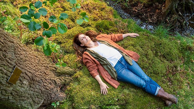 Susanne Mertens (Elisabeth Lanz) erinnert sich im Bestattungswald an ihren Mann Christoph Lentz und den gemeinsamen Sohn Max, den sie am Tag seiner Geburt verloren hat.