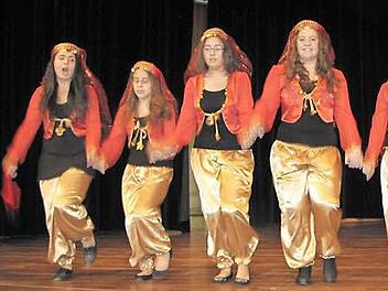 Eine bunte folkloristische Note setzte die Tanzgruppe der Türkisch-Islamischen Gemeinde. Sie ist in der DITIB-Moschee in der Victoriastraße zu Hause.  Foto: Martin Koch