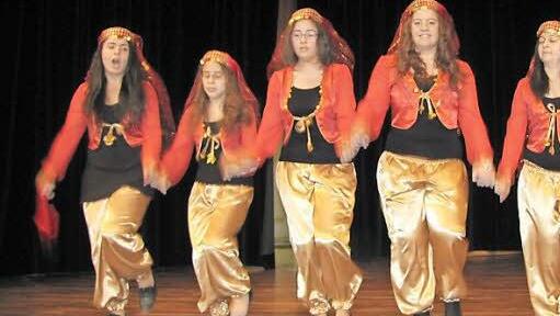 Eine bunte folkloristische Note setzte die Tanzgruppe der Türkisch-Islamischen Gemeinde. Sie ist in der DITIB-Moschee in der Victoriastraße zu Hause.  Foto: Martin Koch