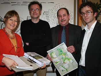 Doris Pokorny (links), Armin Röhrer (daneben) und Thomas Büttner (rechts) übergeben die über 200 Seiten umfassenden Ergebnisse an Bürgermeister Manfred Emmert (2. v. r.). Foto: Gabriele Sell