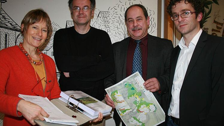 Doris Pokorny (links), Armin Röhrer (daneben) und Thomas Büttner (rechts) übergeben die über 200 Seiten umfassenden Ergebnisse an Bürgermeister Manfred Emmert (2. v. r.). Foto: Gabriele Sell