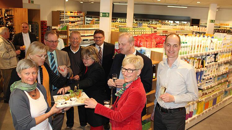 Das Ehepaar Lettenmeier (vorne rechts) hatte am Mittwoch zur inoffiziellen Eröffnung geladen. Foto: Andreas Dorsch
