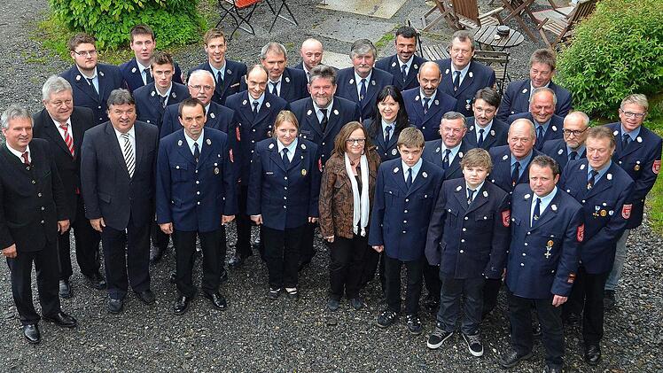 Die Feuerwehrleute aus Ebersbach, Heinersreuth, Ködnitz und Trebgast wurden für ihren Einsatz als Fluthelfer geehrt. Foto: Dieter H übner
