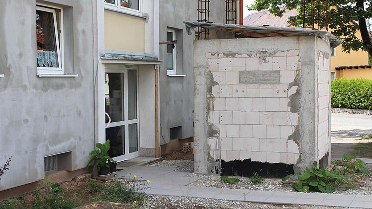 Die Mieter der Wohnblocks in der Höchstadter St.-Georg-Straße leben seit bald zwei Jahren auf einer Baustelle. Foto: Andreas Dorsch