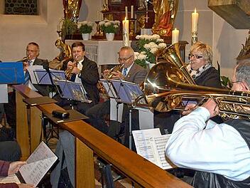 Eine Bereicherung des Adventabends war der Posaunenchor Heinersberg unter der Leitung von Michael Franz (r.). Foto: Susanne Deuerling