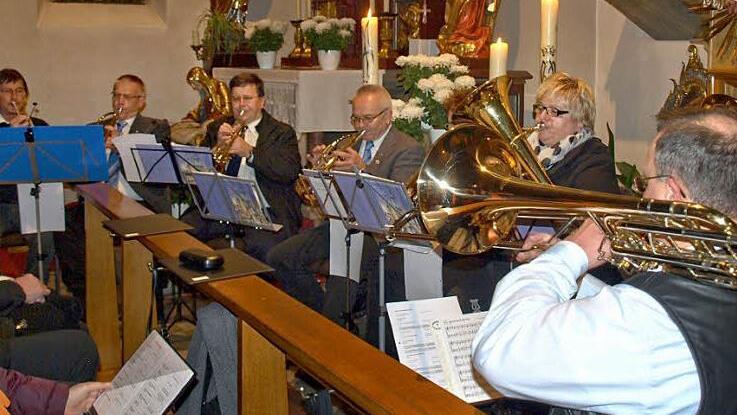 Eine Bereicherung des Adventabends war der Posaunenchor Heinersberg unter der Leitung von Michael Franz (r.). Foto: Susanne Deuerling