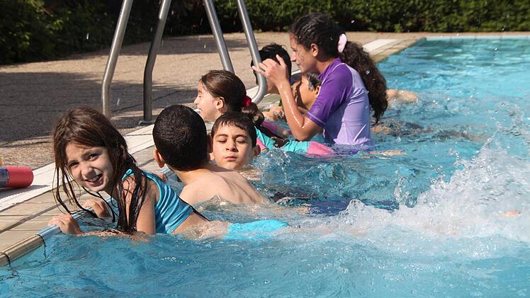 Schwimmkurs für Flüchtlingskinder im Kulmbacher Freibad Foto: Dagmar Besand