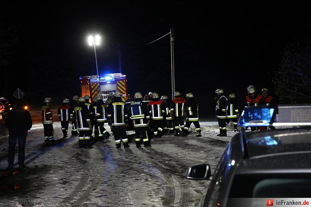 Seitliche Schlitterpartie auf schneebedeckter Fahrbahn – Rettungsdienst als Ersthelfer vor Ort