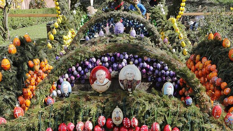 Der fertig geschmückte Osterbrunnen in Lauf (Gemeinde Zapfendorf). Foto: Matthias Hoch