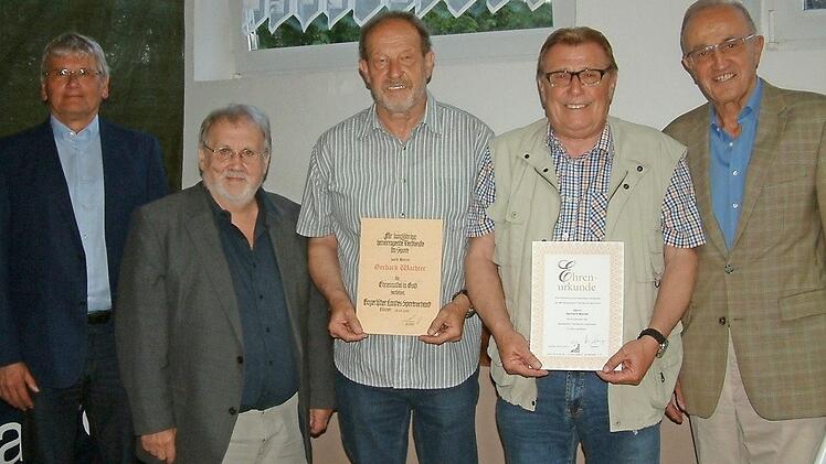Ehrungen gab es beim Tischtennis-Kreistag: (von links) Kreisvorsitzender Edgar Kraus, Bezirksvorsitzender Hartmut Müller, Gerhard Wachter, Gerhard Wende und BLSV- Kreisvorsitzender Karl-H. Fick.