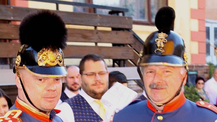 Hauptmann Christopher Zeuß zeichnete Bruno Krinke für die 50-malige Teilnahme als Soldat an der Fronleichnamsprozession aus.  Foto: Michael Wunder