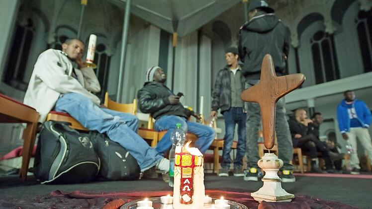 Flüchtlinge in einer Kirche Foto: imago