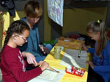 Blumenbilder malten Nina (links) und Lidia beim Kindergarten Heilige Familie. Foto: Andreas Welz