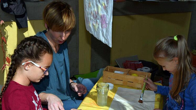 Blumenbilder malten Nina (links) und Lidia beim Kindergarten Heilige Familie. Foto: Andreas Welz