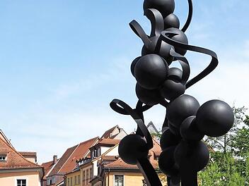 Bei der Ausstellung im vergangenen Jahr stand die Skulptur "Langsamer Traumer" am Alten Rathaus. Nun wird sie dauerhaft vor der Bischofsm&uuml;hle zu bewundern sein.  Foto: Stadt Bamberg