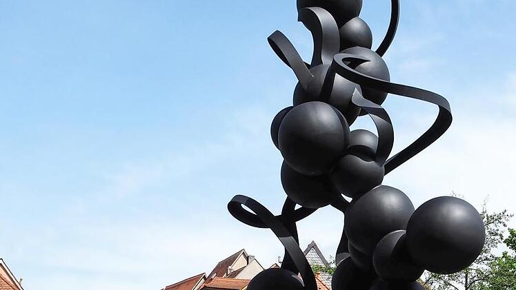 Bei der Ausstellung im vergangenen Jahr stand die Skulptur "Langsamer Traumer" am Alten Rathaus. Nun wird sie dauerhaft vor der Bischofsm&uuml;hle zu bewundern sein.  Foto: Stadt Bamberg