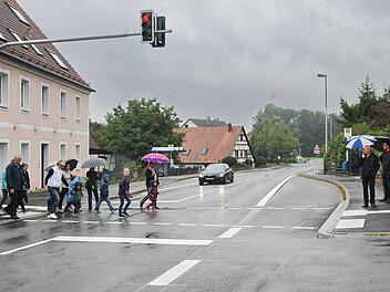 Die Bürgermeisterin  Gertrud  Werner zeigt den Kindern, wie man die  Ampelanlage bedient und sicher die Straße überqueren kann.  Foto:  Karl Heinz Wirth