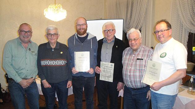 Der neue Vorsitzende Manfred Egert (von links) mit den Geehrten Friedrich Engelhard, Markus Hammelmann, G&uuml;nther Schubert, Rh&ouml;nklub-Pr&auml;sident J&uuml;rgen Reinhard und der scheidende Vorsitzende Thomas Hammelmann, der zum Ehrenvorsitzenden ernannt wurde. Simone M&uuml;ller