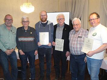 Der neue Vorsitzende Manfred Egert (von links) mit den Geehrten Friedrich Engelhard, Markus Hammelmann, Günther Schubert, Rhönklub-Präsident Jürgen Reinhard und der scheidende Vorsitzende Thomas Hammelmann, der zum Ehrenvorsitzenden ernannt wurde. Simone Müller