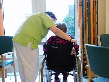 Ab dem 15. März gilt die Impfpflicht im Gesundheitswesen, die auch Pflegekräfte in Seniorenheimen betrifft. Wie das Gesetz umgesetzt werden soll, weiß heute aber noch keiner.
