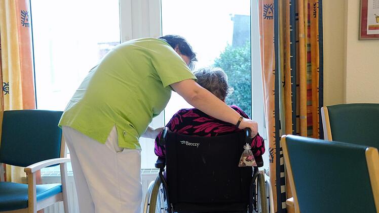 Ab dem 15. März gilt die Impfpflicht im Gesundheitswesen, die auch Pflegekräfte in Seniorenheimen betrifft. Wie das Gesetz umgesetzt werden soll, weiß heute aber noch keiner.