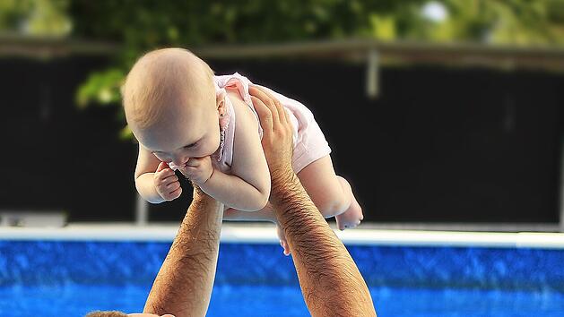 Babyschwimmen und gemeinsam Plantschen macht Eltern und Kindern Spaß.