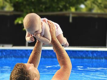Babyschwimmen und gemeinsam Plantschen macht Eltern und Kindern Spaß.