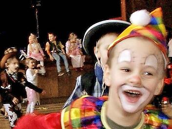 Lebensfreude pur: Ausgelassen tollte auch dieser fröhliche Clown herum. Fotos: Mario Deller