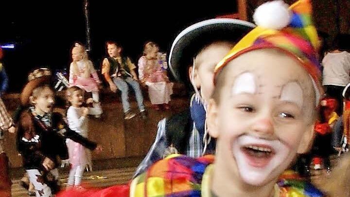 Lebensfreude pur: Ausgelassen tollte auch dieser fröhliche Clown herum. Fotos: Mario Deller