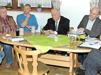 Die Mienen sprechen Bände: Die Skepsis am Tisch mit Bürgermeister Karlheinz Denninger (Mitte) war unübersehbar, denn die Gemeidneverantwortlichen und Referenten mussten sich bei der Bürgerversammlung harsche Kritik anhören. Unser Bild zeigt von links Günter Braterschofsky, Michael Krug, Bürgermeister Denninger und Architekt Perry Alka. Foto: Gerhard Schmidt
