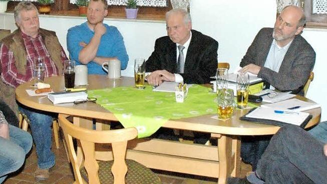 Die Mienen sprechen Bände: Die Skepsis am Tisch mit Bürgermeister Karlheinz Denninger (Mitte) war unübersehbar, denn die Gemeidneverantwortlichen und Referenten mussten sich bei der Bürgerversammlung harsche Kritik anhören. Unser Bild zeigt von links Günter Braterschofsky, Michael Krug, Bürgermeister Denninger und Architekt Perry Alka. Foto: Gerhard Schmidt