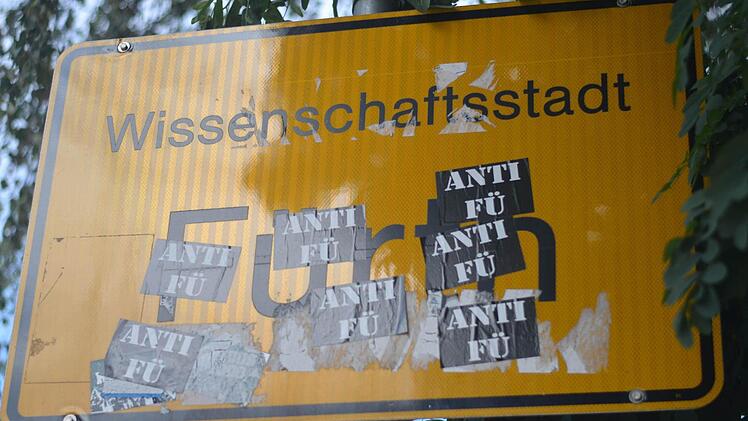 Unschön: Clubfans haben an der Stadtgrenze "AntiFü"-Sticker auf Ortsschilder geklebt. Foto: Pelke